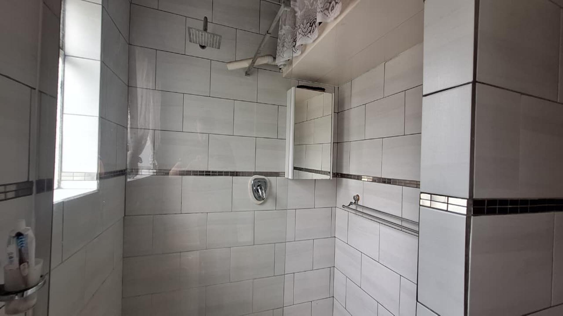 Bathroom 1 - 8 square meters of property in Benoni