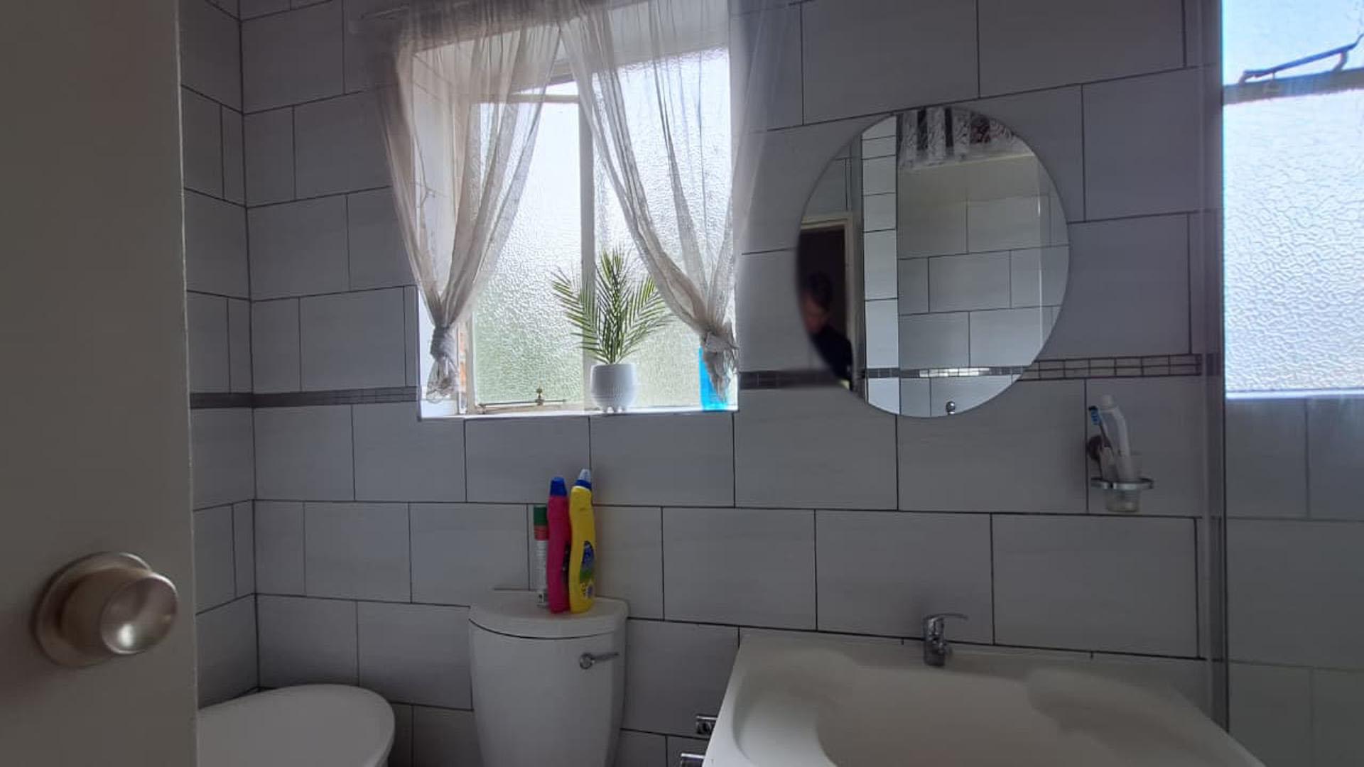 Bathroom 1 - 8 square meters of property in Benoni