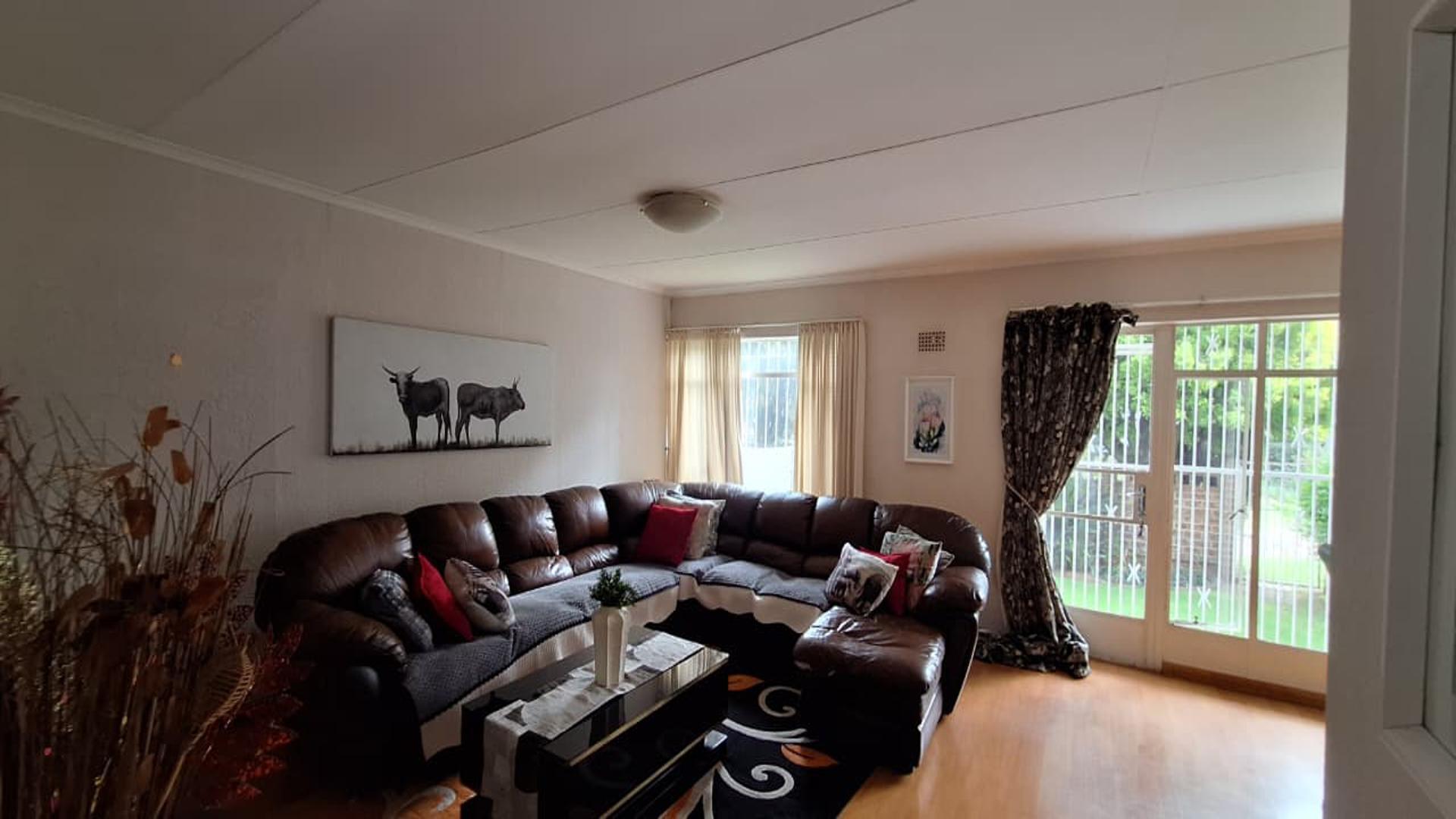 Lounges - 22 square meters of property in Benoni