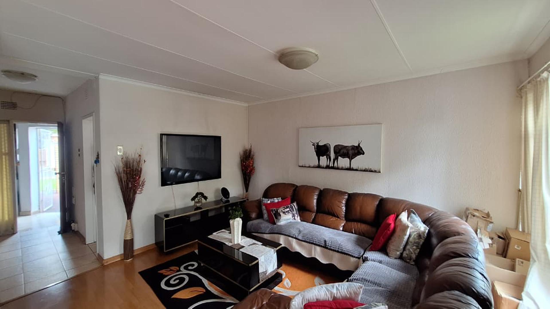 Lounges - 22 square meters of property in Benoni