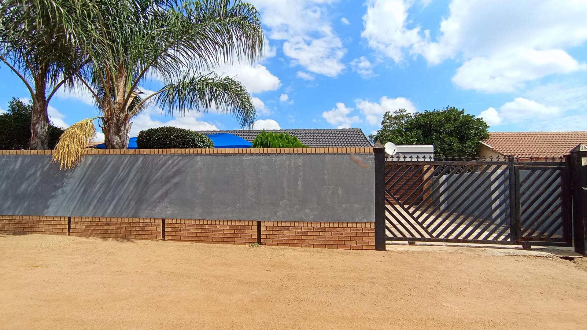 Front View of property in Soshanguve