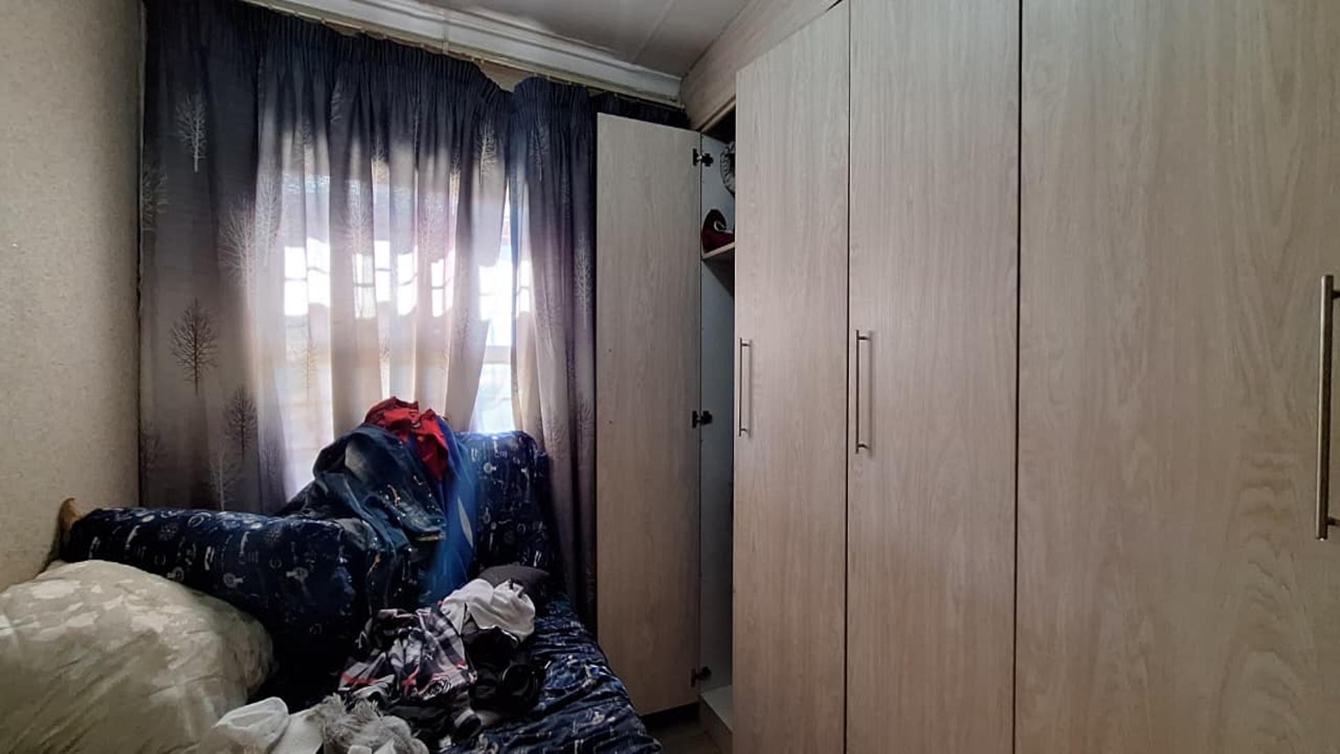 Bed Room 2 - 8 square meters of property in Orion Park