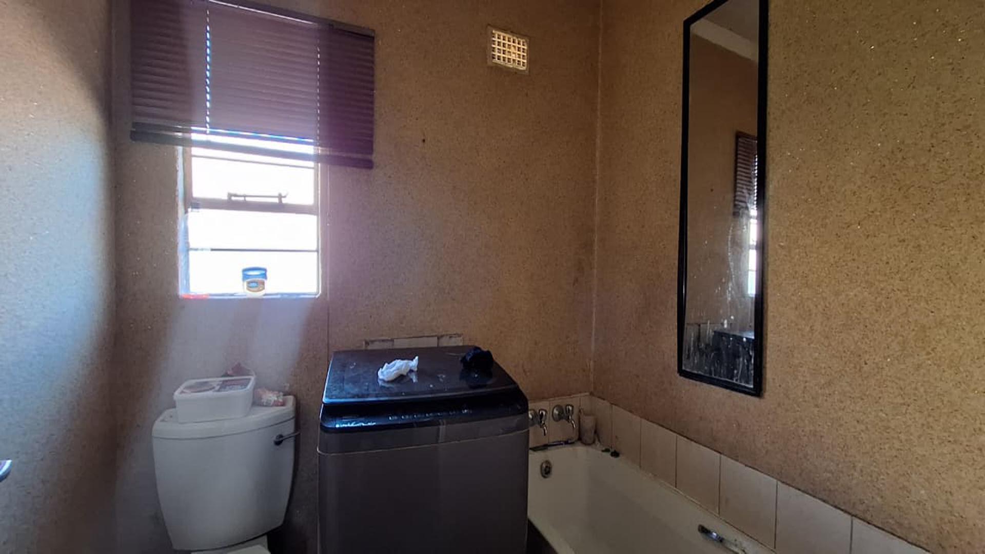Bathroom 1 - 5 square meters of property in Orion Park