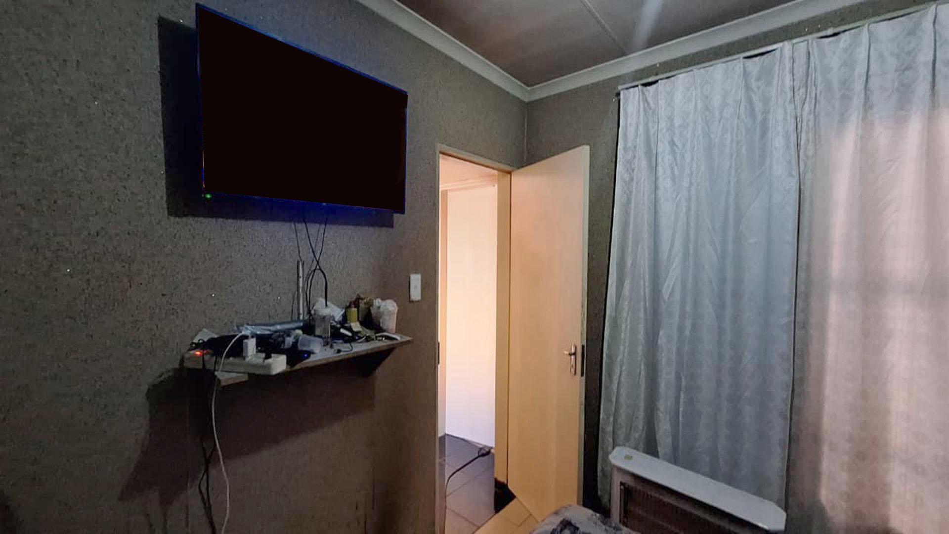 Bed Room 1 - 10 square meters of property in Orion Park