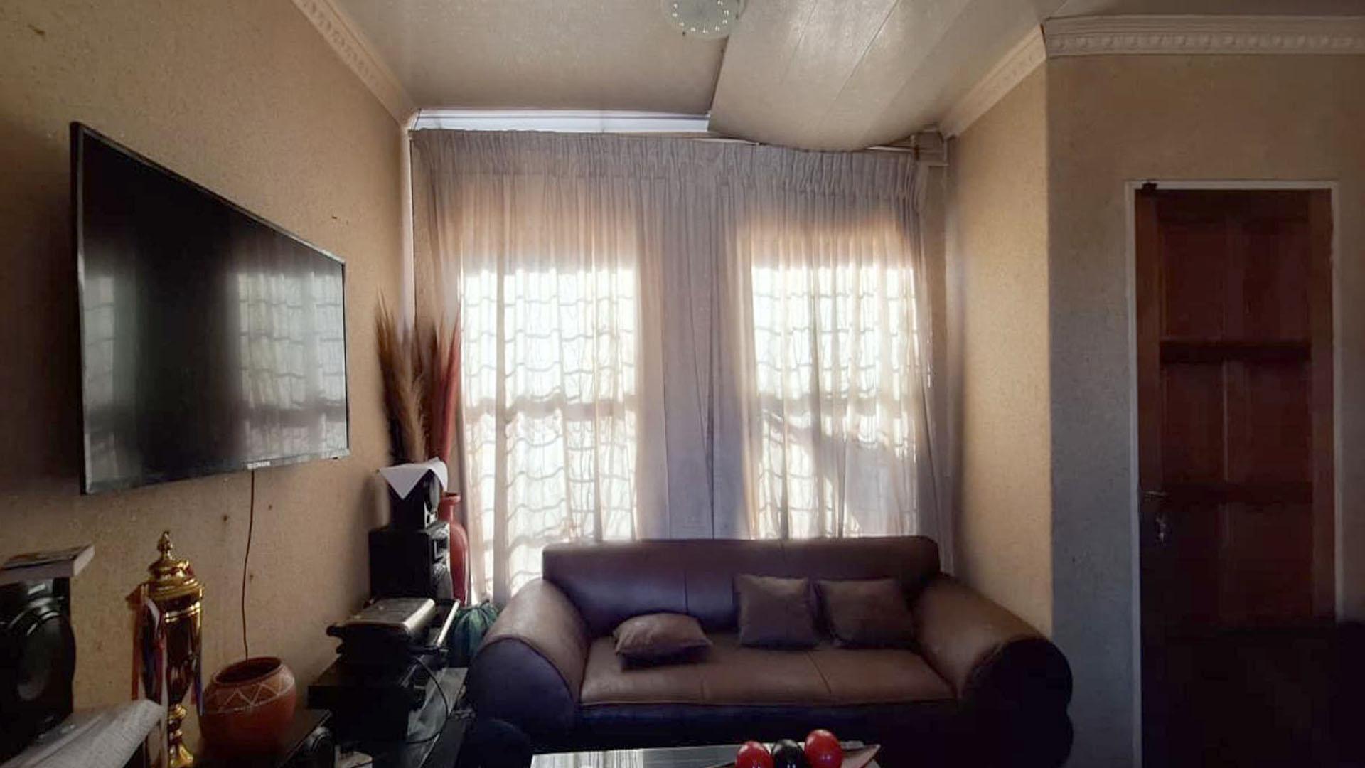 Lounges - 10 square meters of property in Orion Park