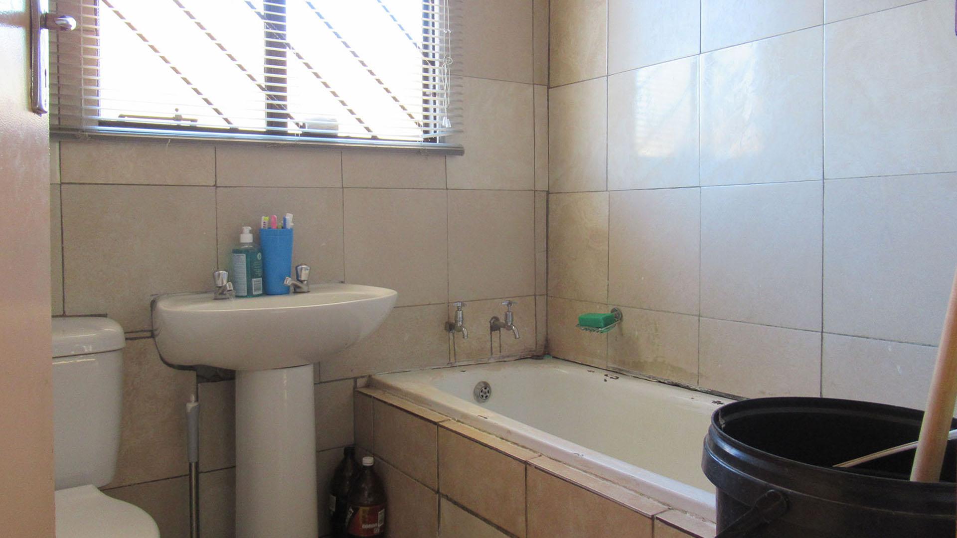 Bathroom 1 - 4 square meters of property in Lakeside - (Vereeniging)