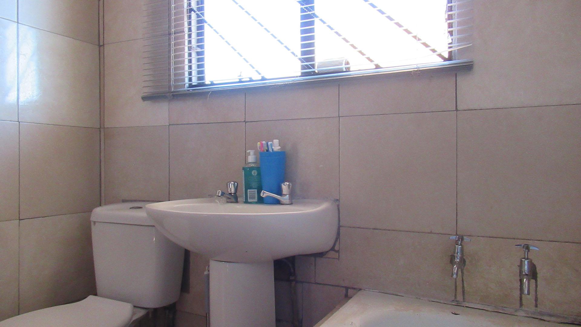 Bathroom 1 - 4 square meters of property in Lakeside - (Vereeniging)