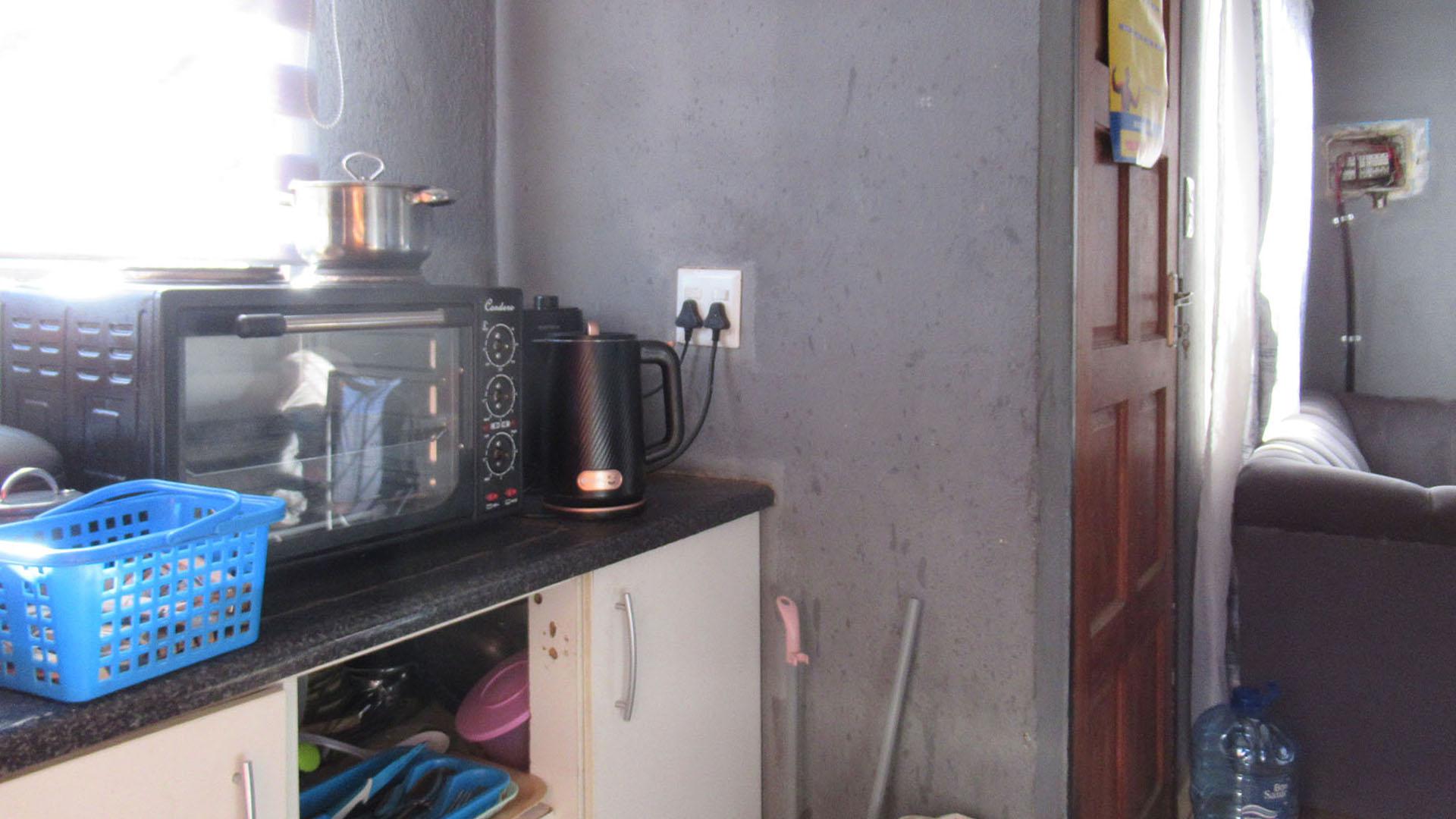 Kitchen - 5 square meters of property in Lakeside - (Vereeniging)