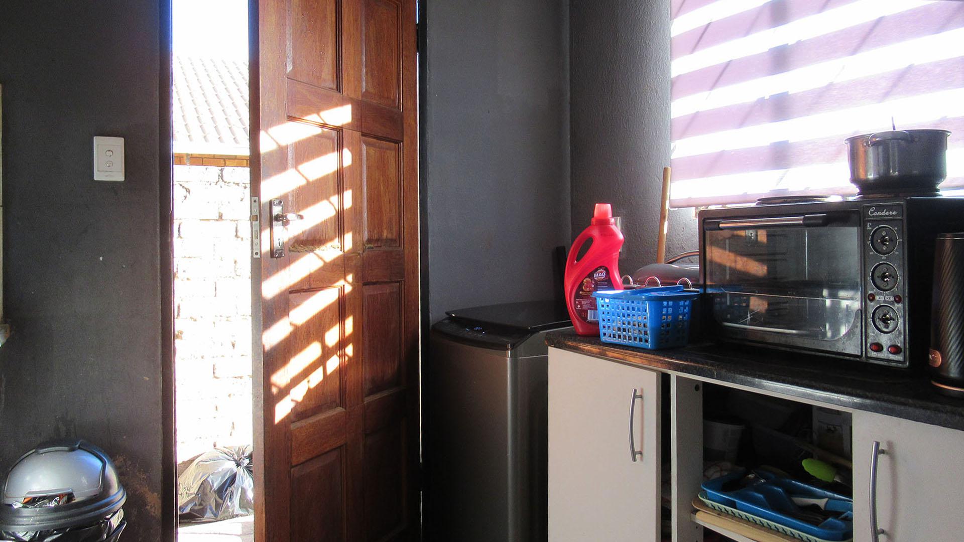 Kitchen - 5 square meters of property in Lakeside - (Vereeniging)