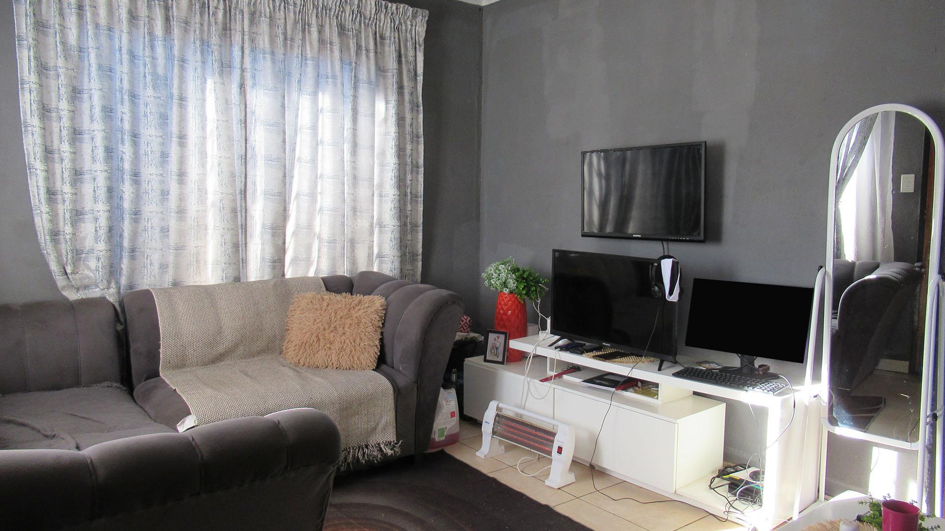 Lounges - 9 square meters of property in Lakeside - (Vereeniging)