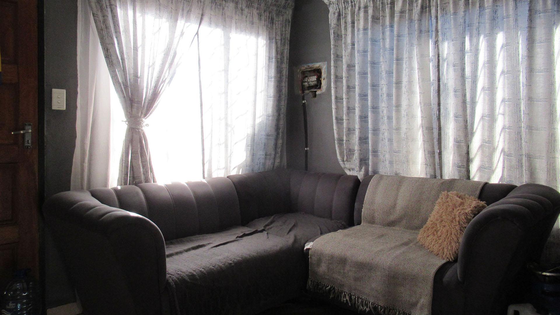 Lounges - 9 square meters of property in Lakeside - (Vereeniging)