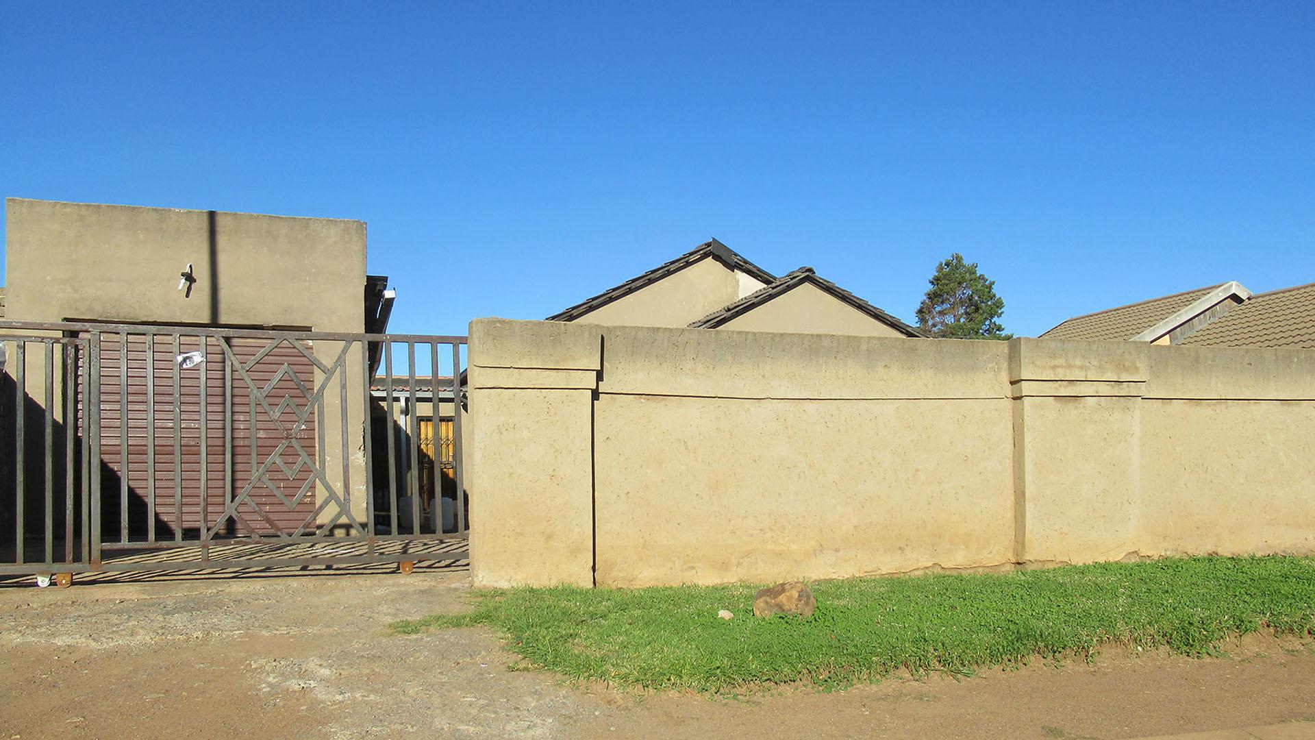 Front View of property in Lakeside - (Vereeniging)