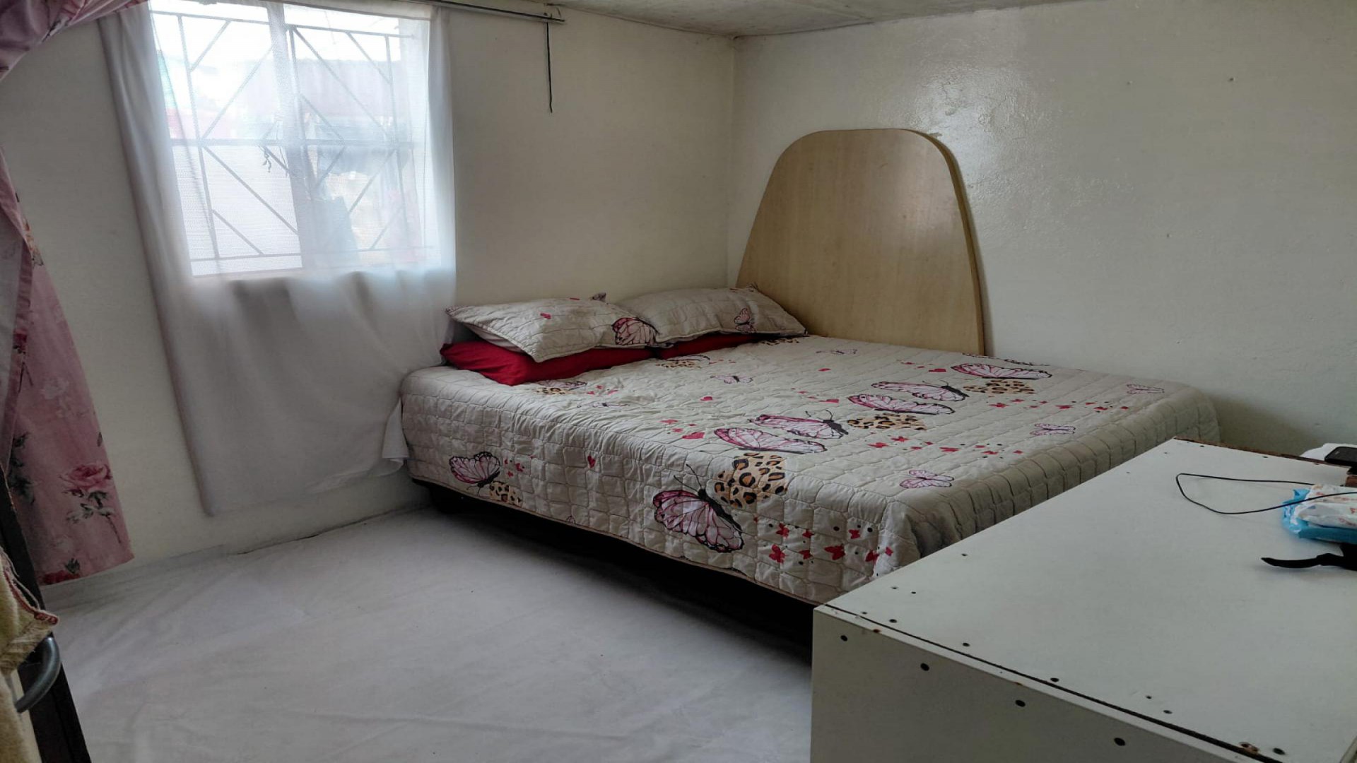 Bed Room 1 of property in Delft