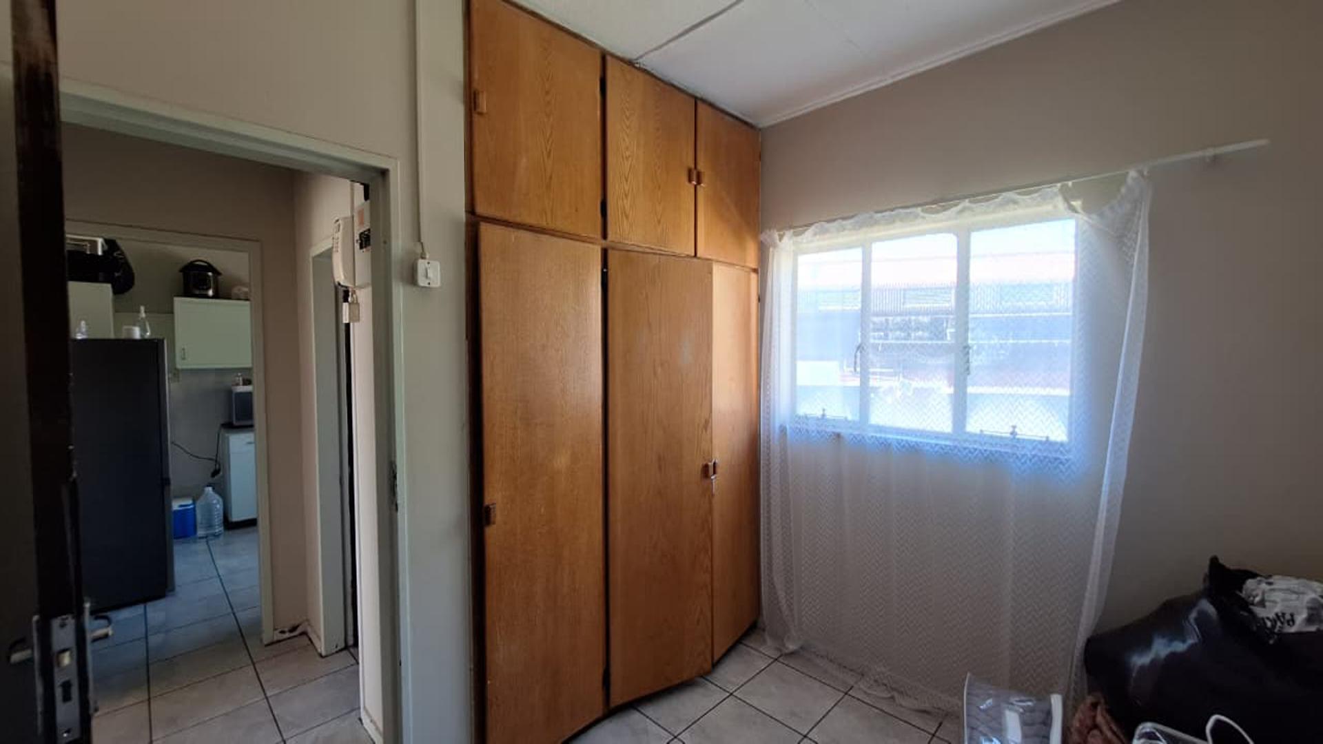 Bed Room 1 - 10 square meters of property in Sasolburg