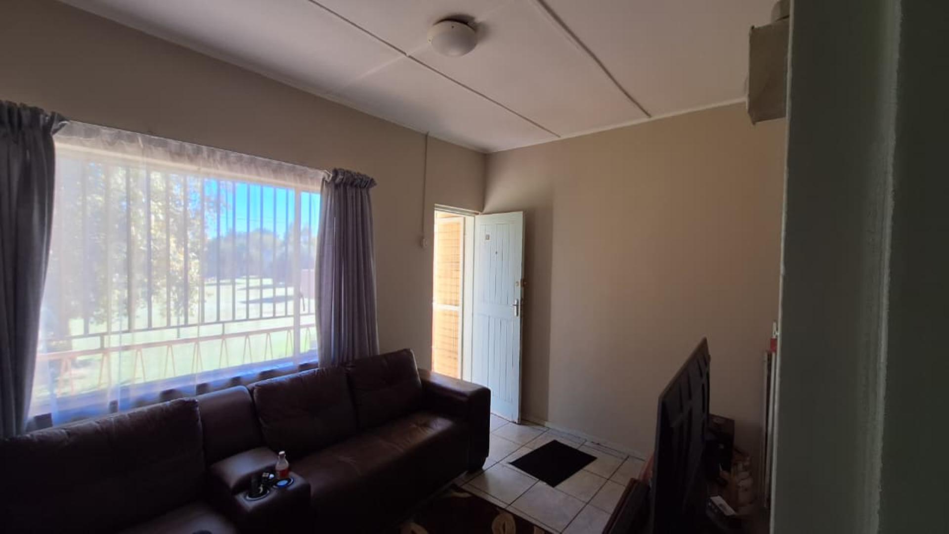 Lounges - 14 square meters of property in Sasolburg