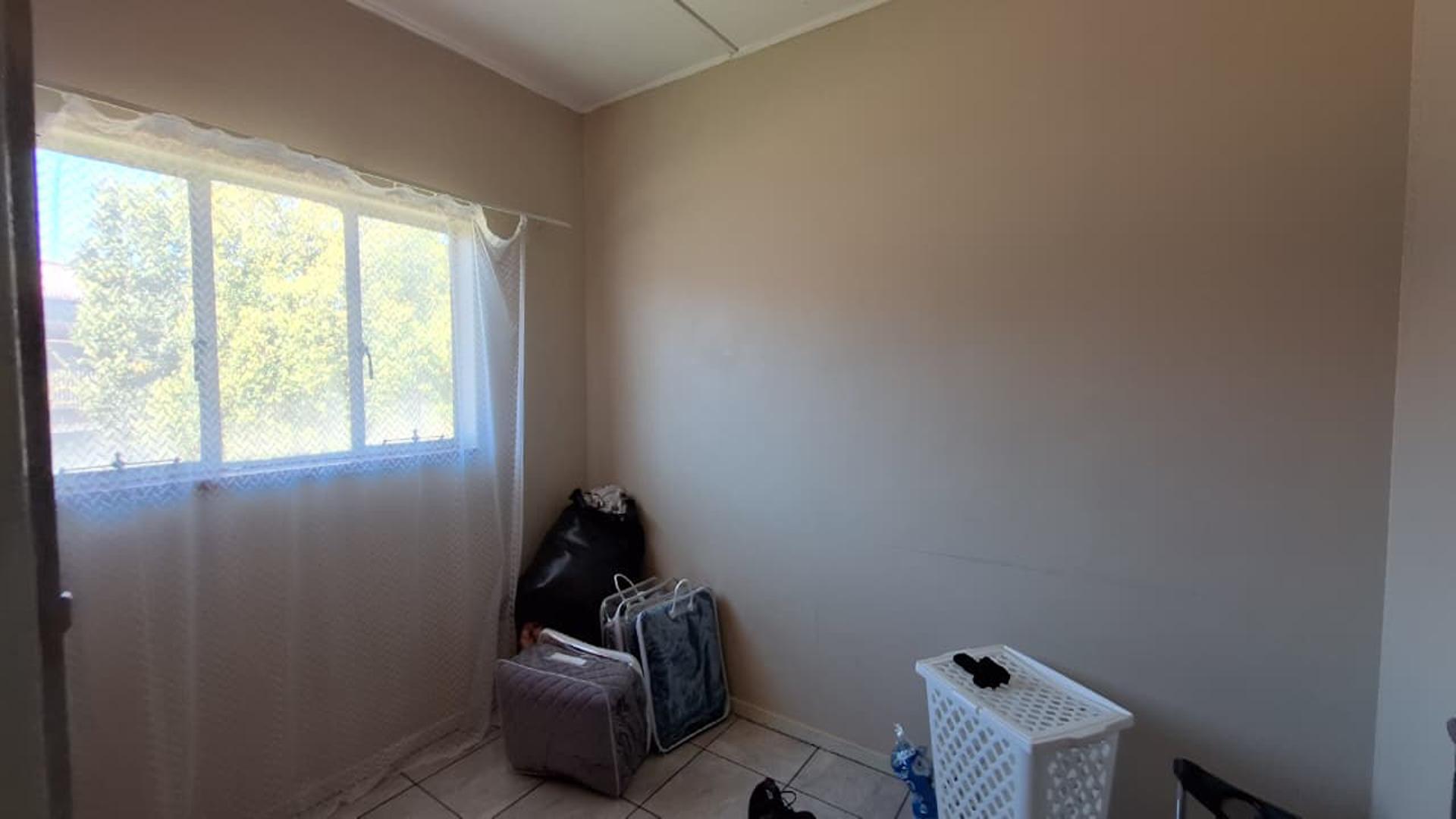 Bed Room 1 - 10 square meters of property in Sasolburg