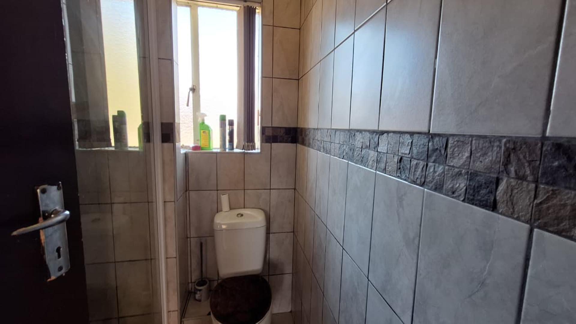 Bathroom 1 - 4 square meters of property in Sasolburg