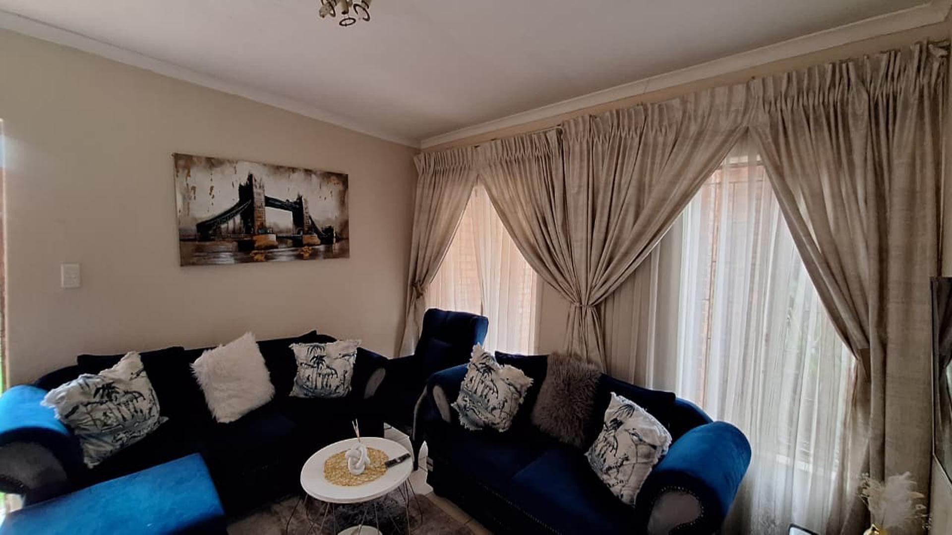 Lounges - 15 square meters of property in Edleen