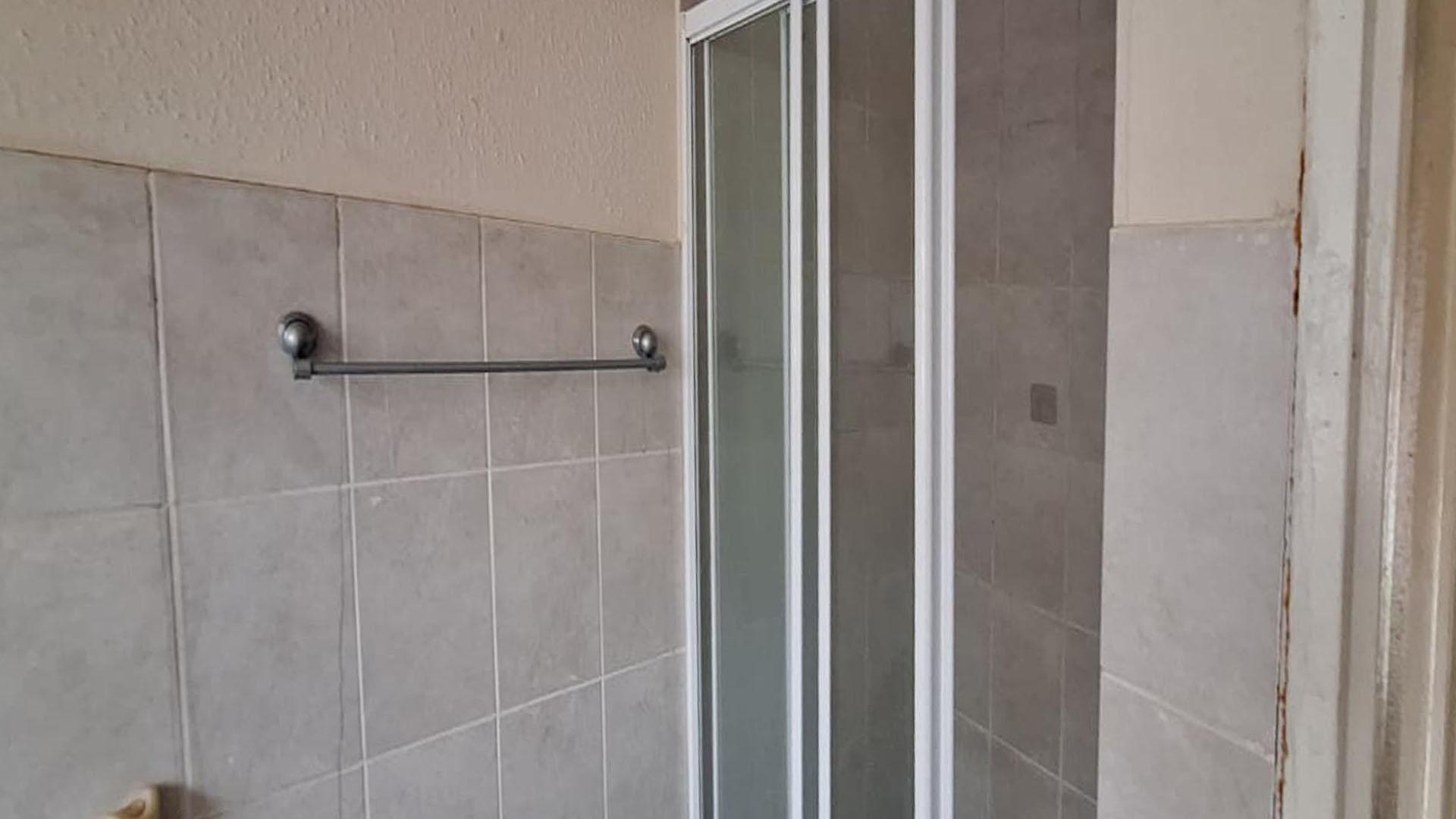 Bathroom 1 - 7 square meters of property in Edleen