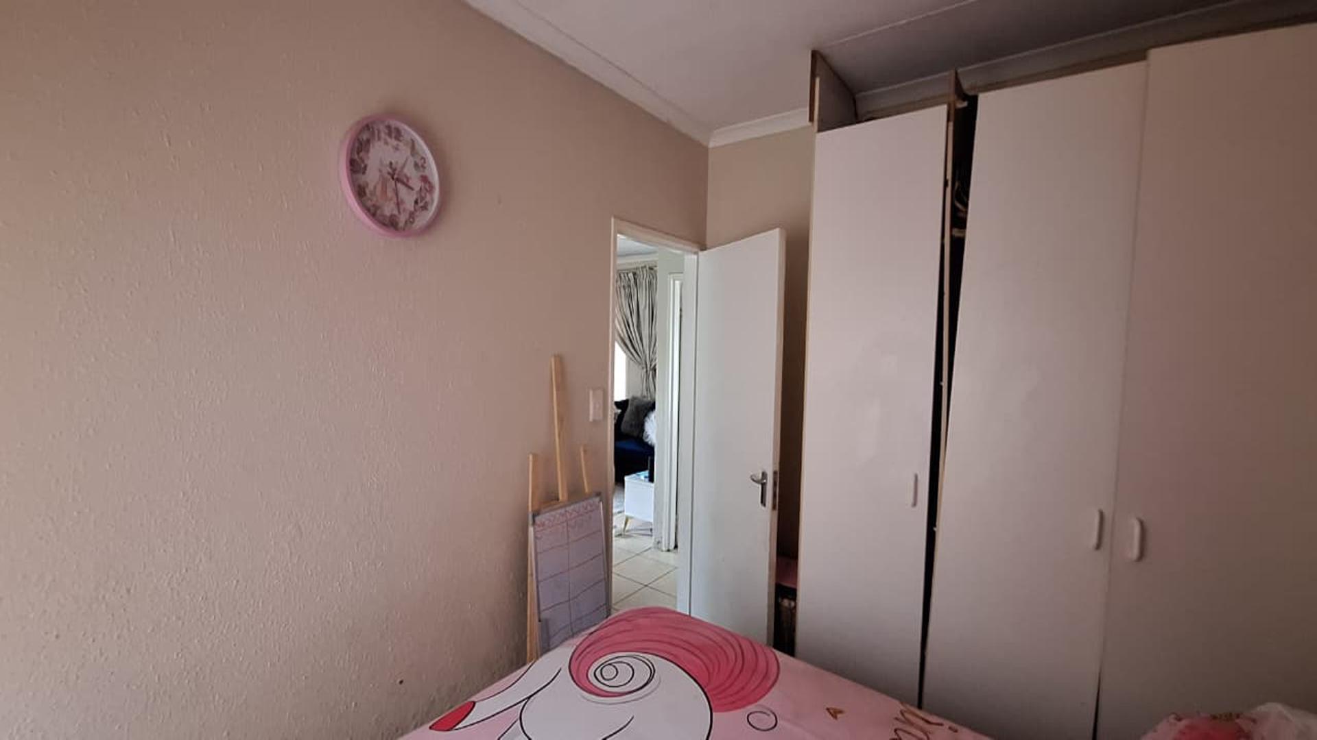 Bed Room 2 - 9 square meters of property in Edleen