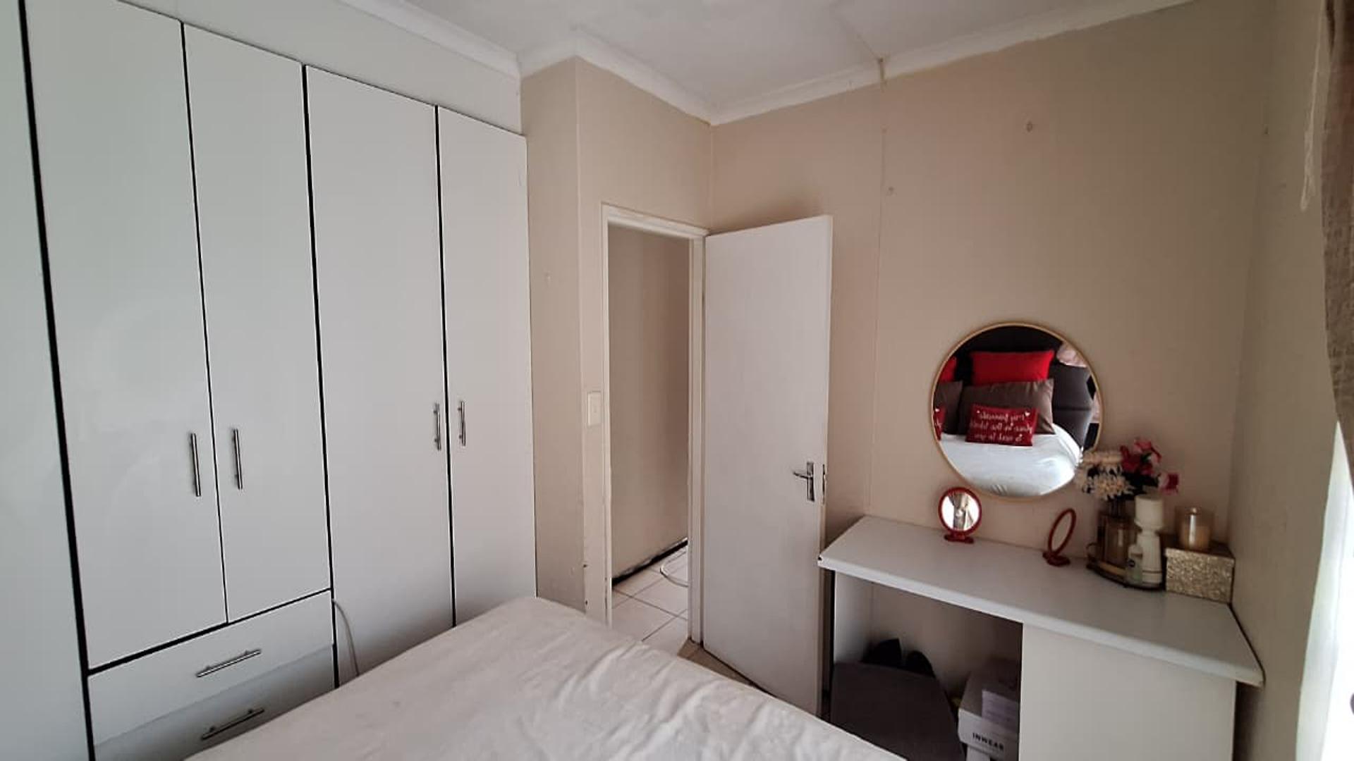 Bed Room 1 - 12 square meters of property in Edleen