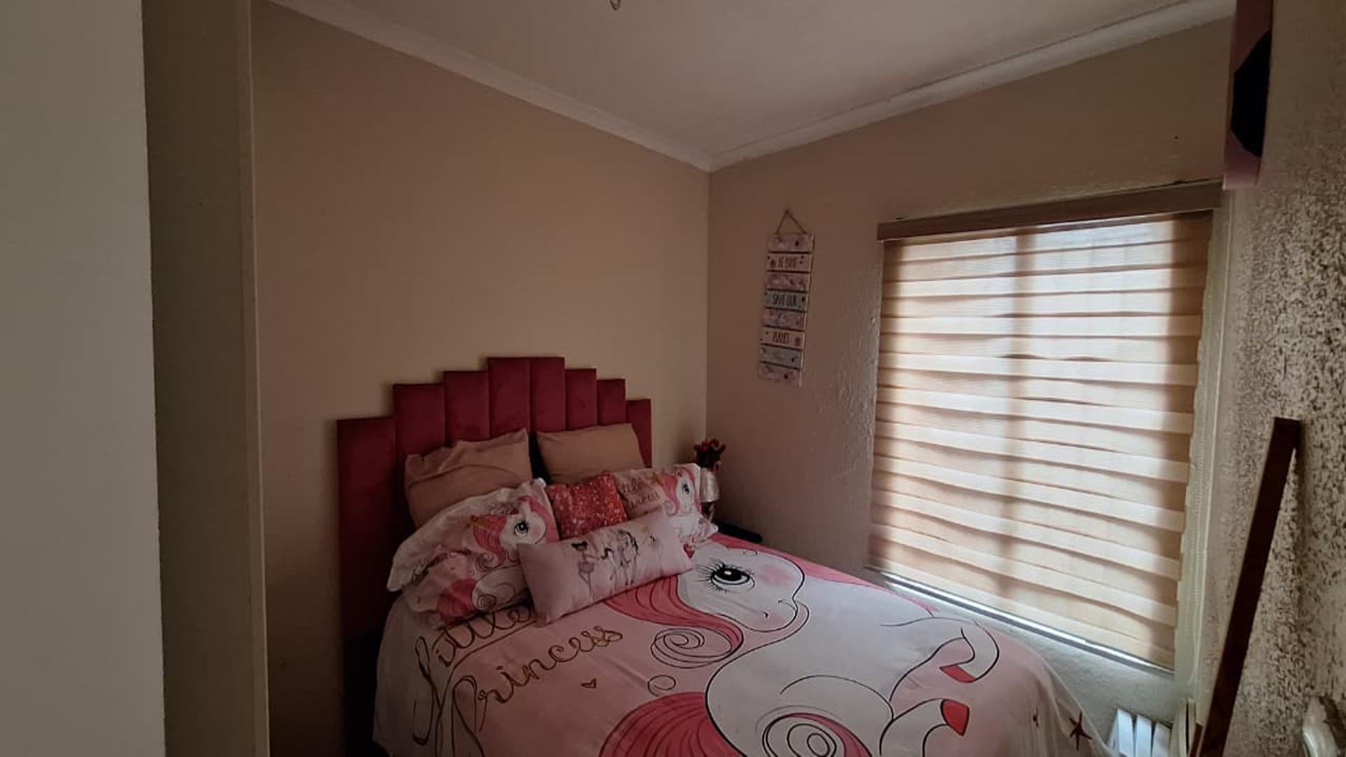 Bed Room 2 - 9 square meters of property in Edleen