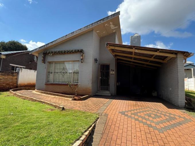 House for Sale For Sale in Bosmont - MR710410