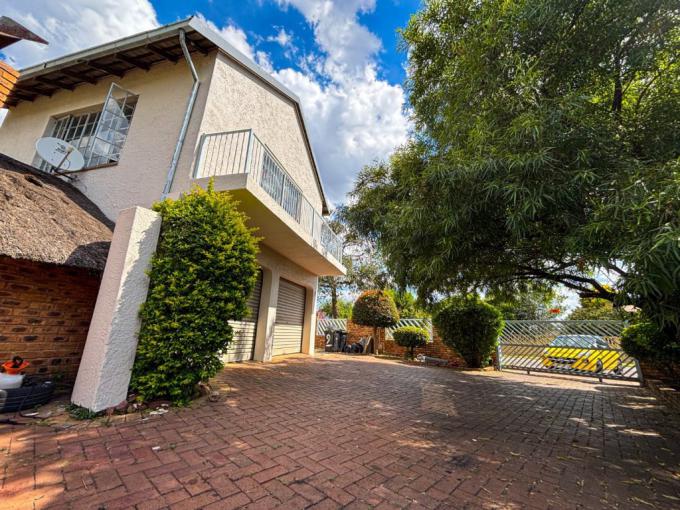 4 Bedroom House for Sale For Sale in Verwoerdpark - MR710445