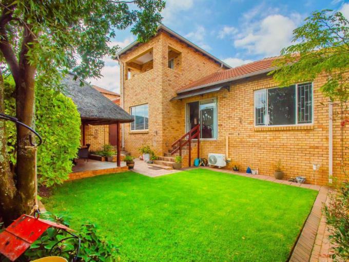 3 Bedroom Simplex for Sale For Sale in Wilgeheuwel  - MR710588