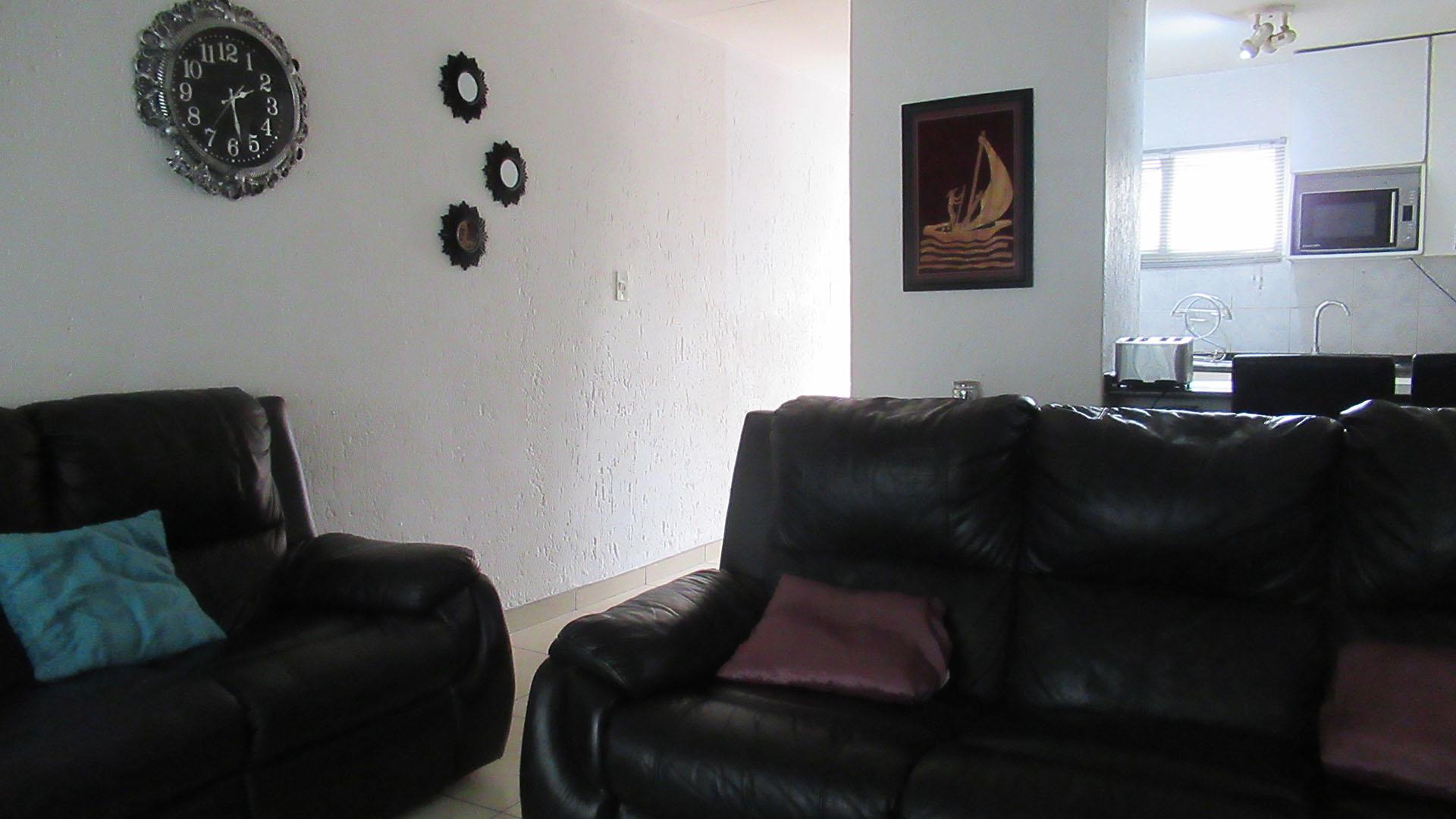Lounges - 20 square meters of property in Mulbarton