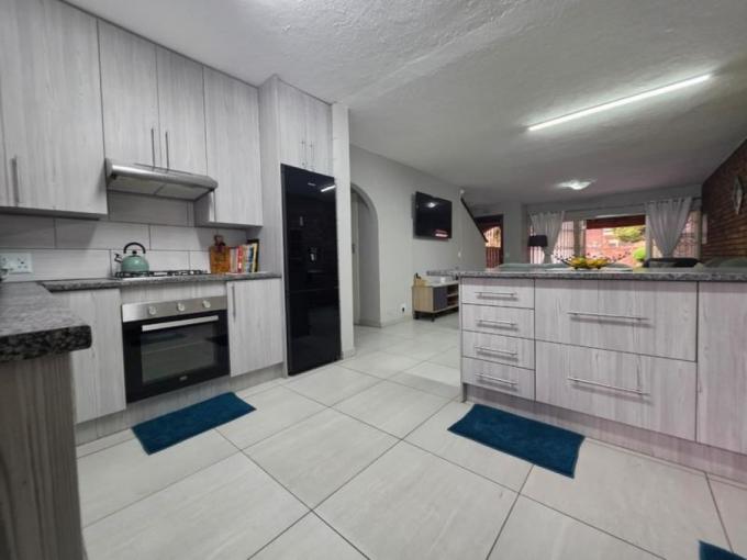 2 Bedroom Simplex for Sale For Sale in Brackenhurst - MR710616