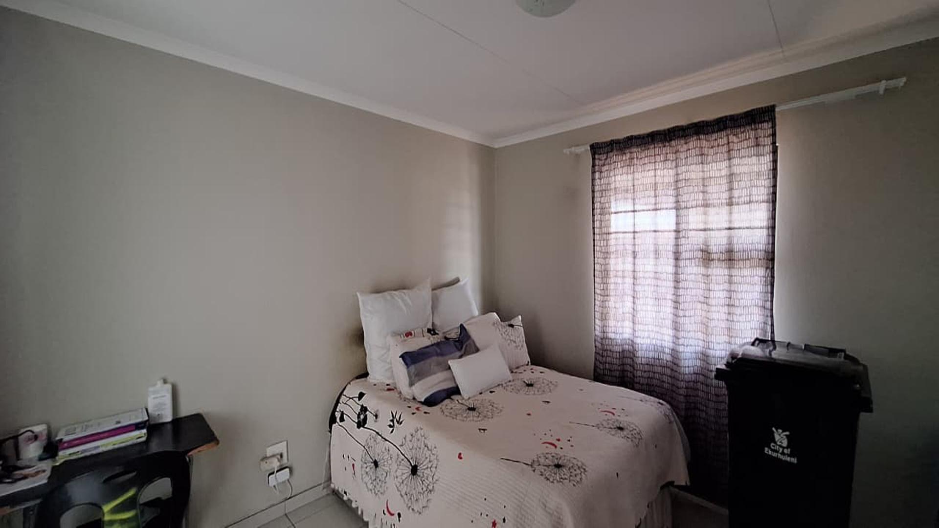 Main Bedroom - 16 square meters of property in Windmill Park
