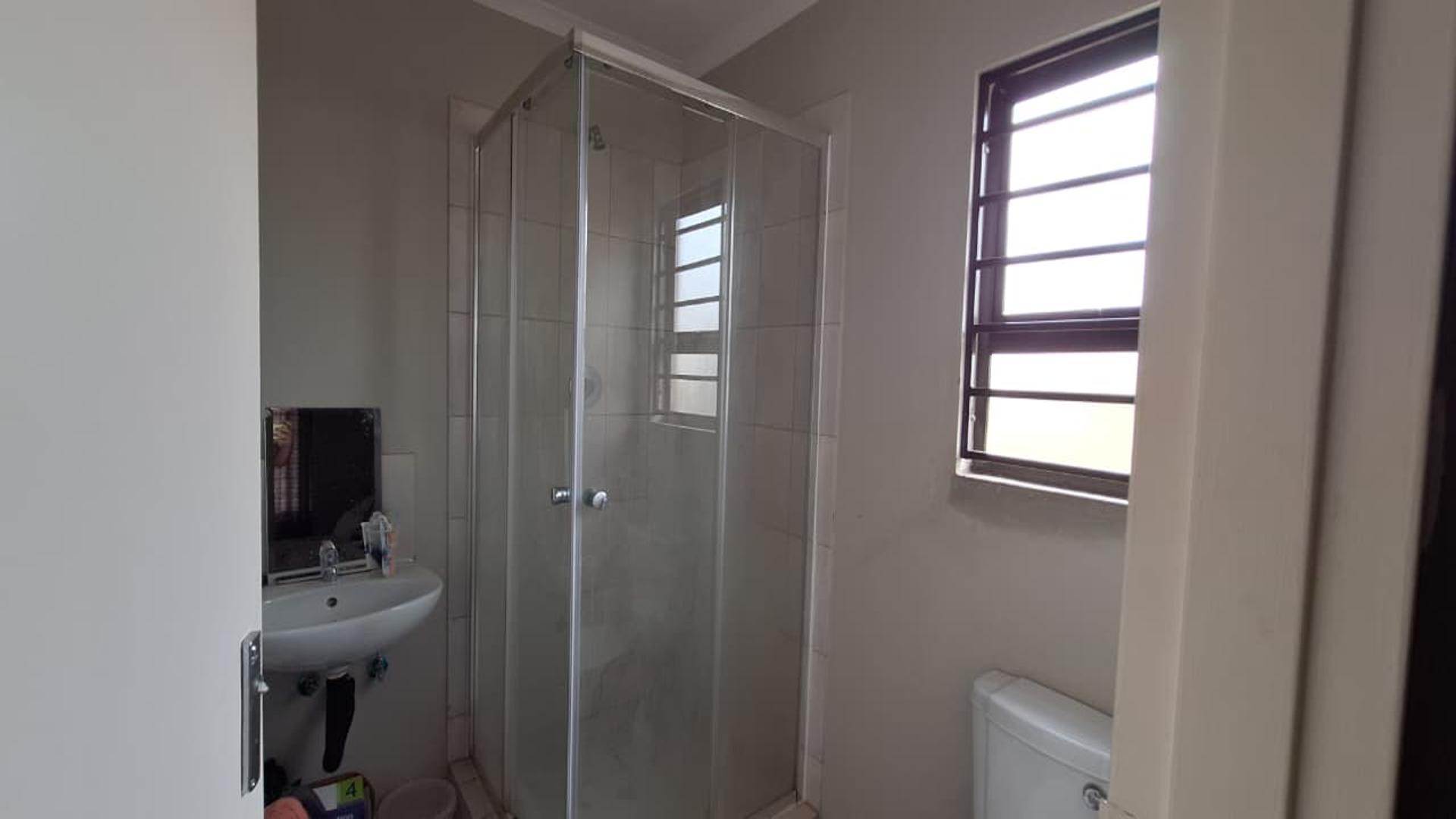 Main Bathroom - 5 square meters of property in Windmill Park