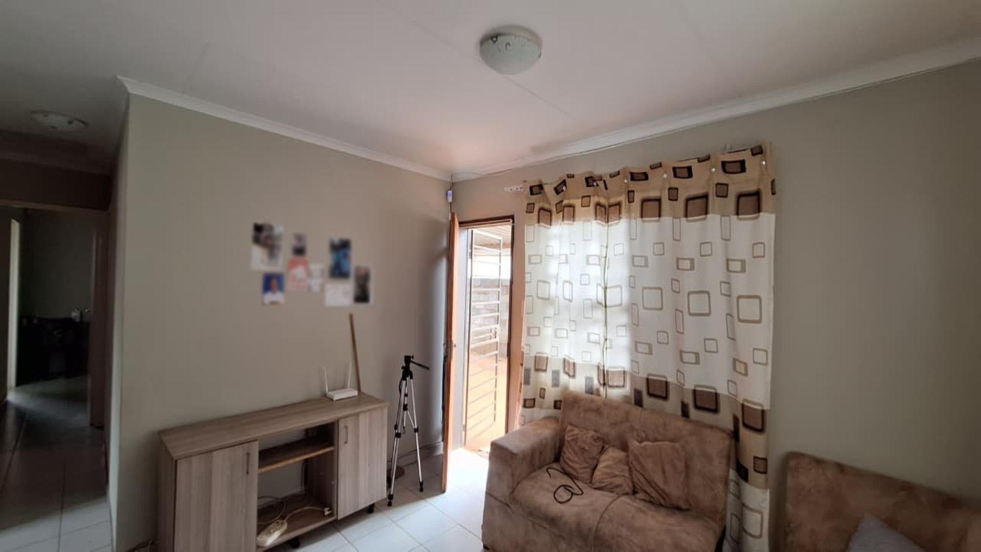 Lounges - 15 square meters of property in Windmill Park
