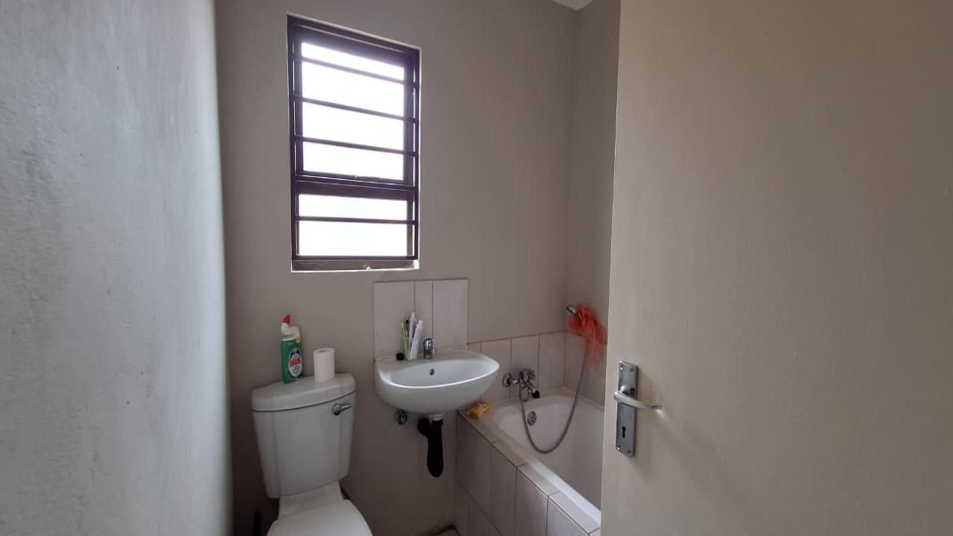 Bathroom 1 - 5 square meters of property in Windmill Park