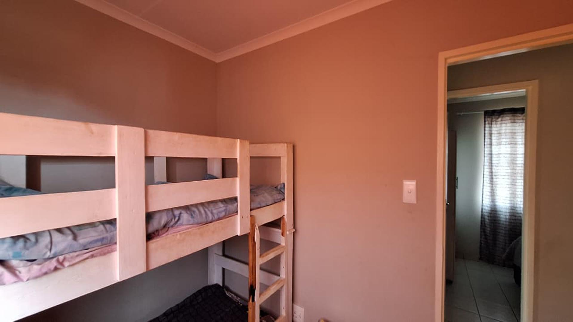 Bed Room 1 - 8 square meters of property in Windmill Park