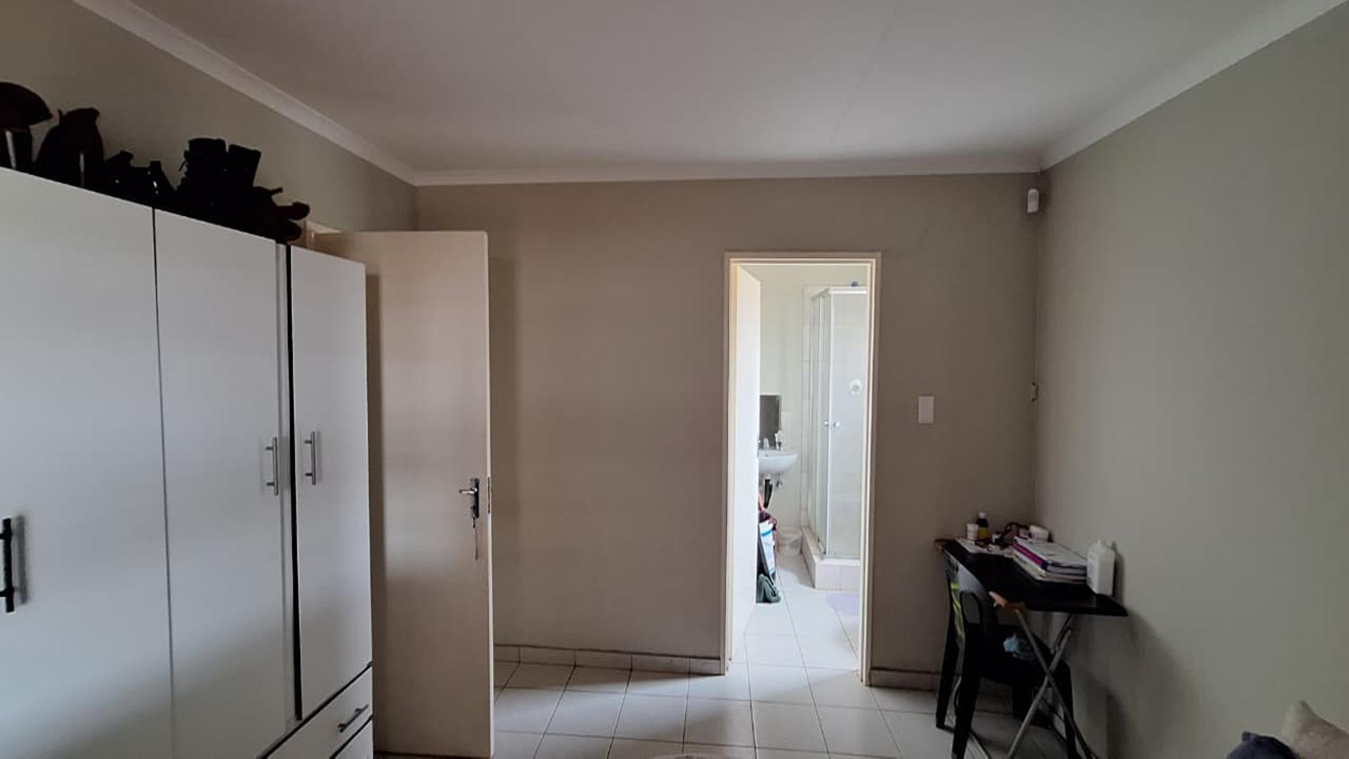 Main Bedroom - 16 square meters of property in Windmill Park