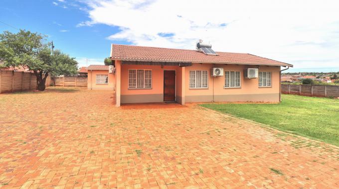 House for Sale For Sale in Lenasia South - MR710646