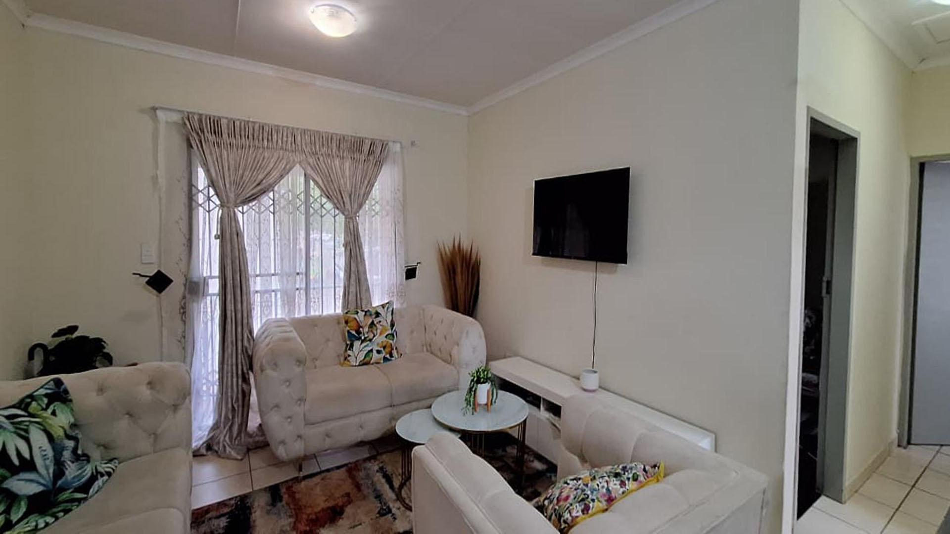 Lounges - 16 square meters of property in Groblerpark