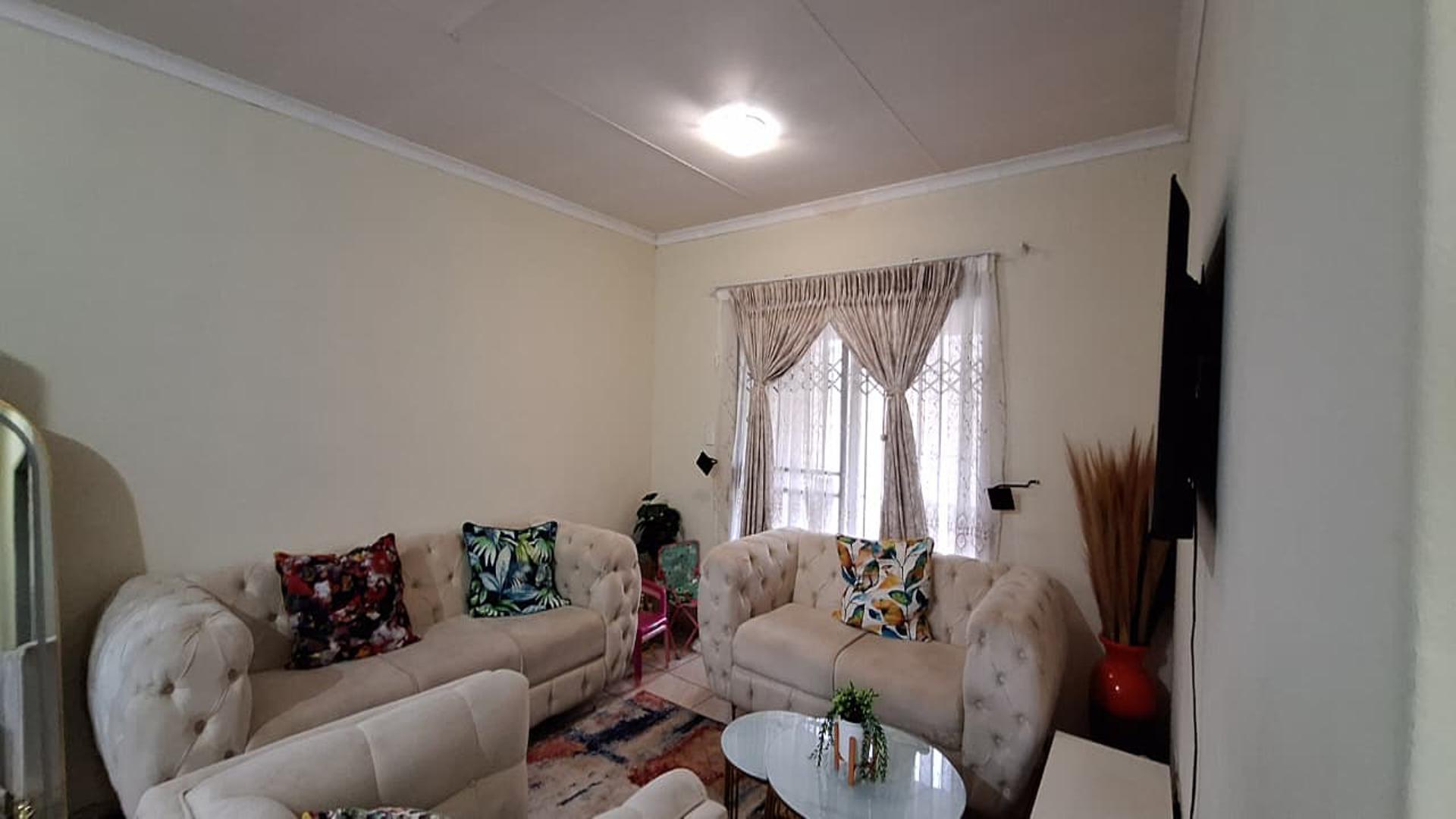 Lounges - 16 square meters of property in Groblerpark