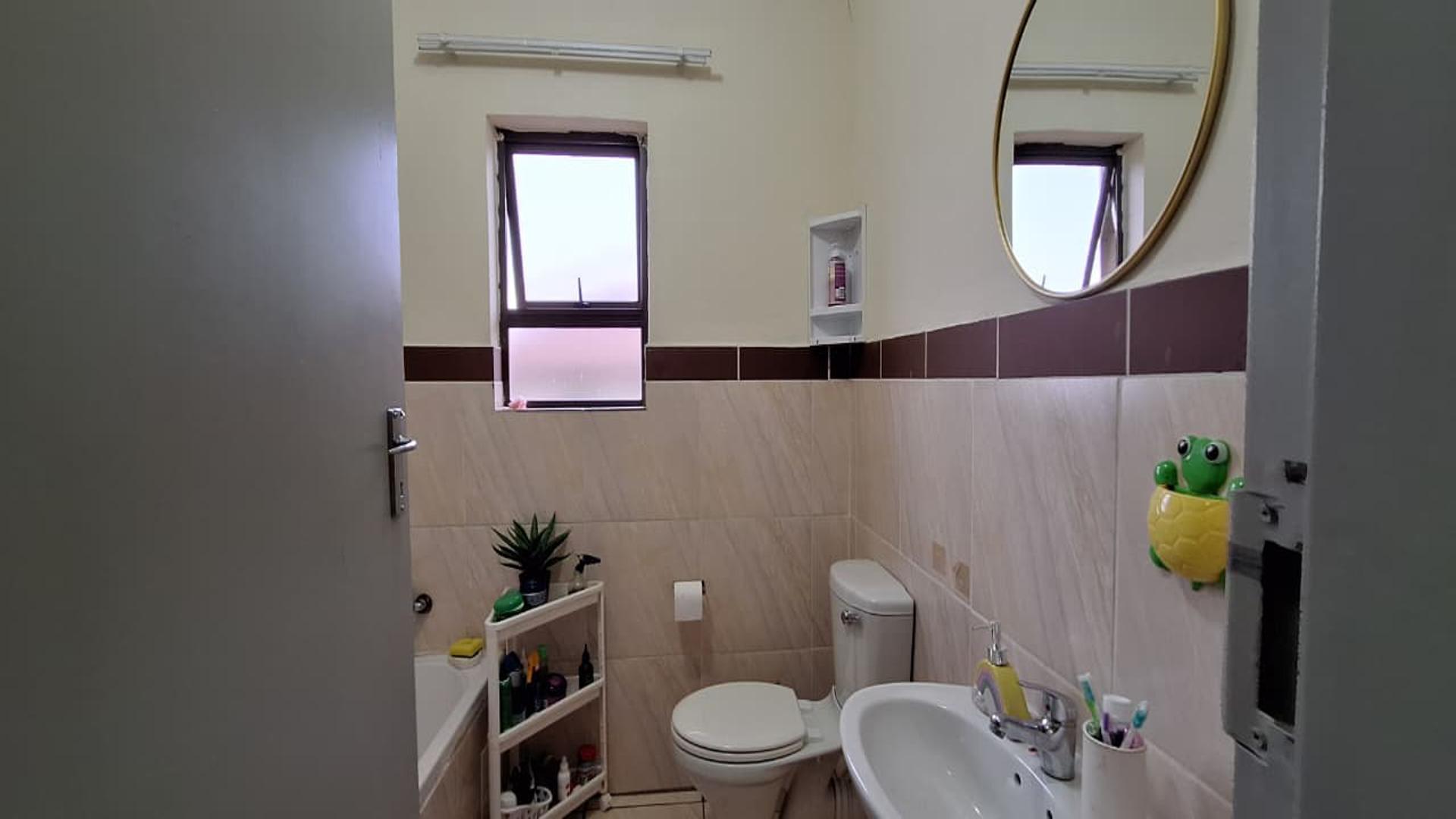 Bathroom 1 - 5 square meters of property in Groblerpark