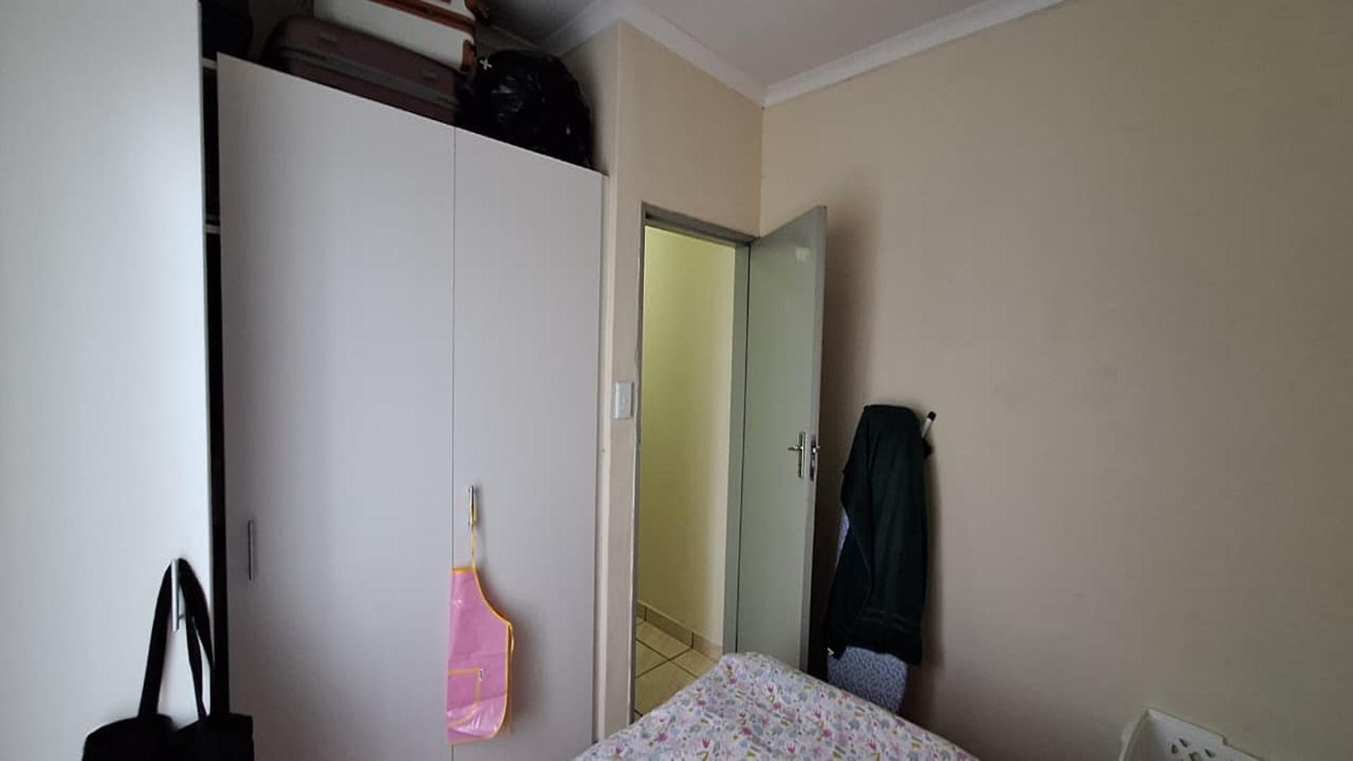 Bed Room 1 - 11 square meters of property in Groblerpark