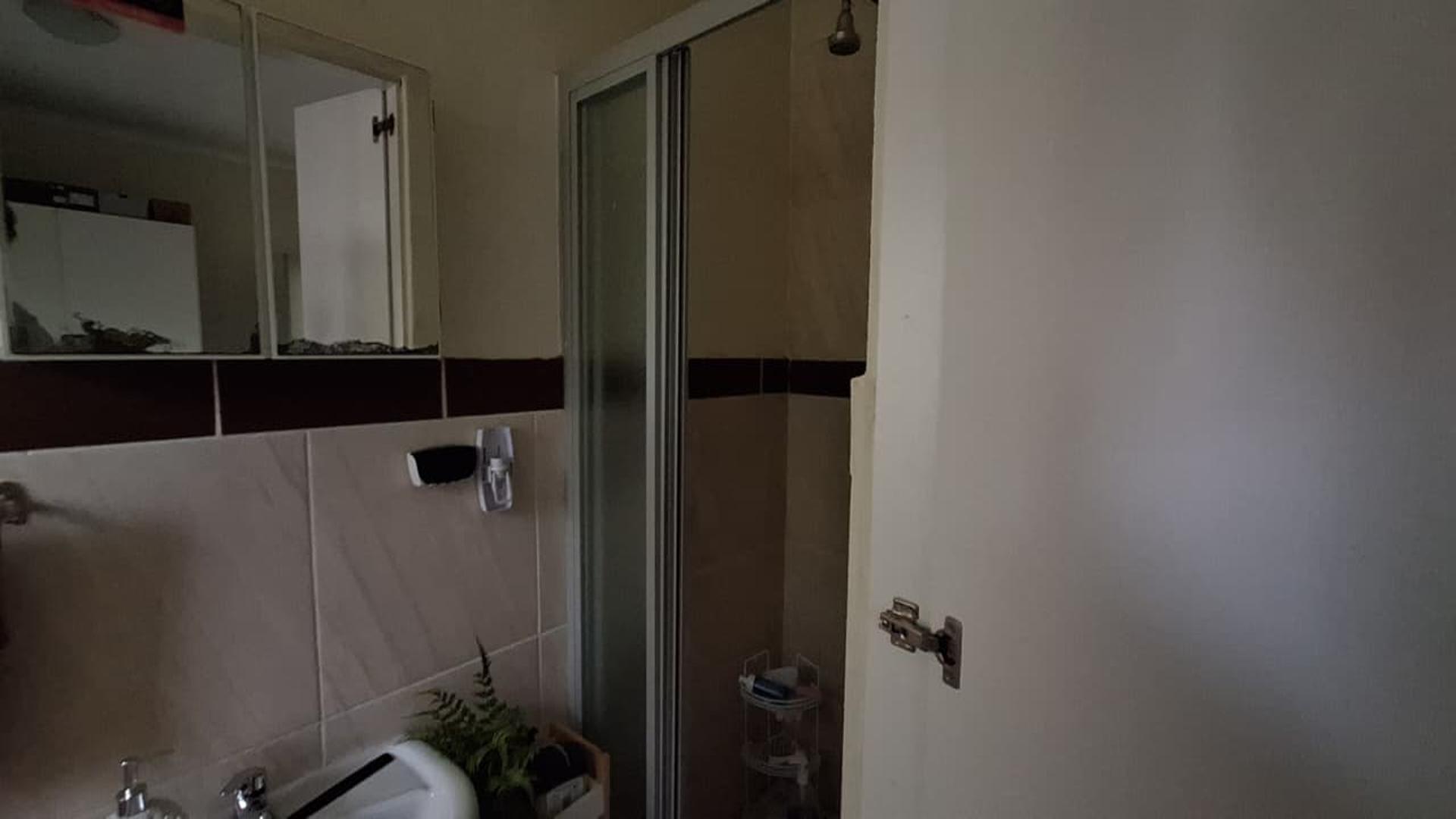 Main Bathroom - 3 square meters of property in Groblerpark