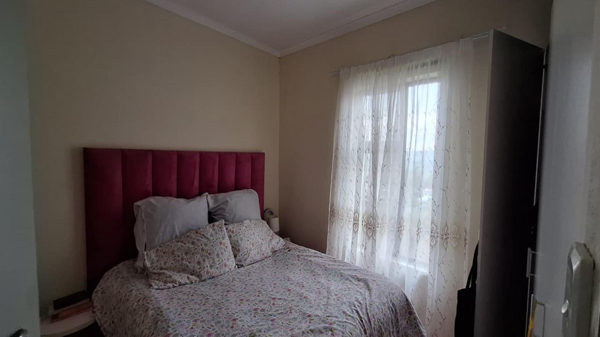 Bed Room 1 - 11 square meters of property in Groblerpark
