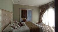 Bed Room 1 - 18 square meters of property in Heuwelsig Estate