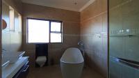Main Bathroom - 16 square meters of property in Heuwelsig Estate