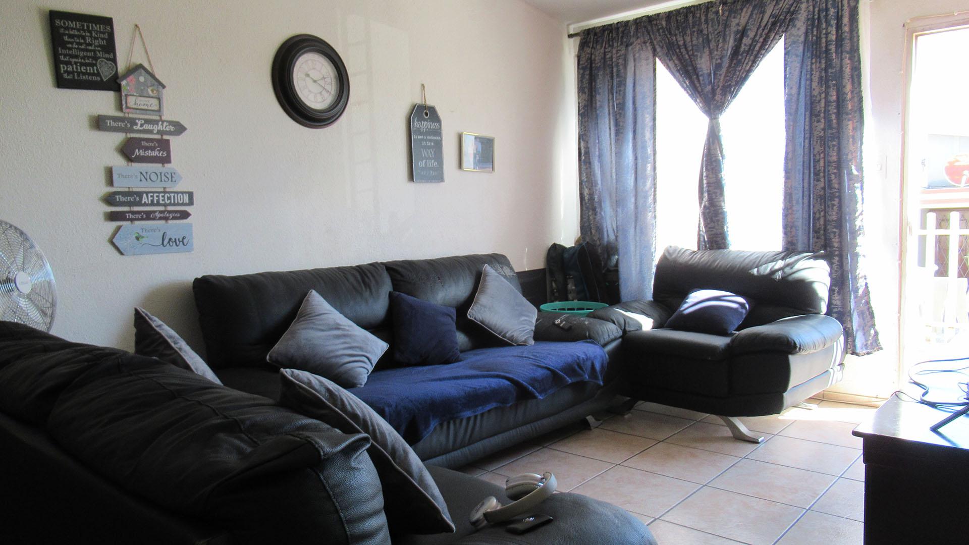 Lounges - 17 square meters of property in Ridgeway