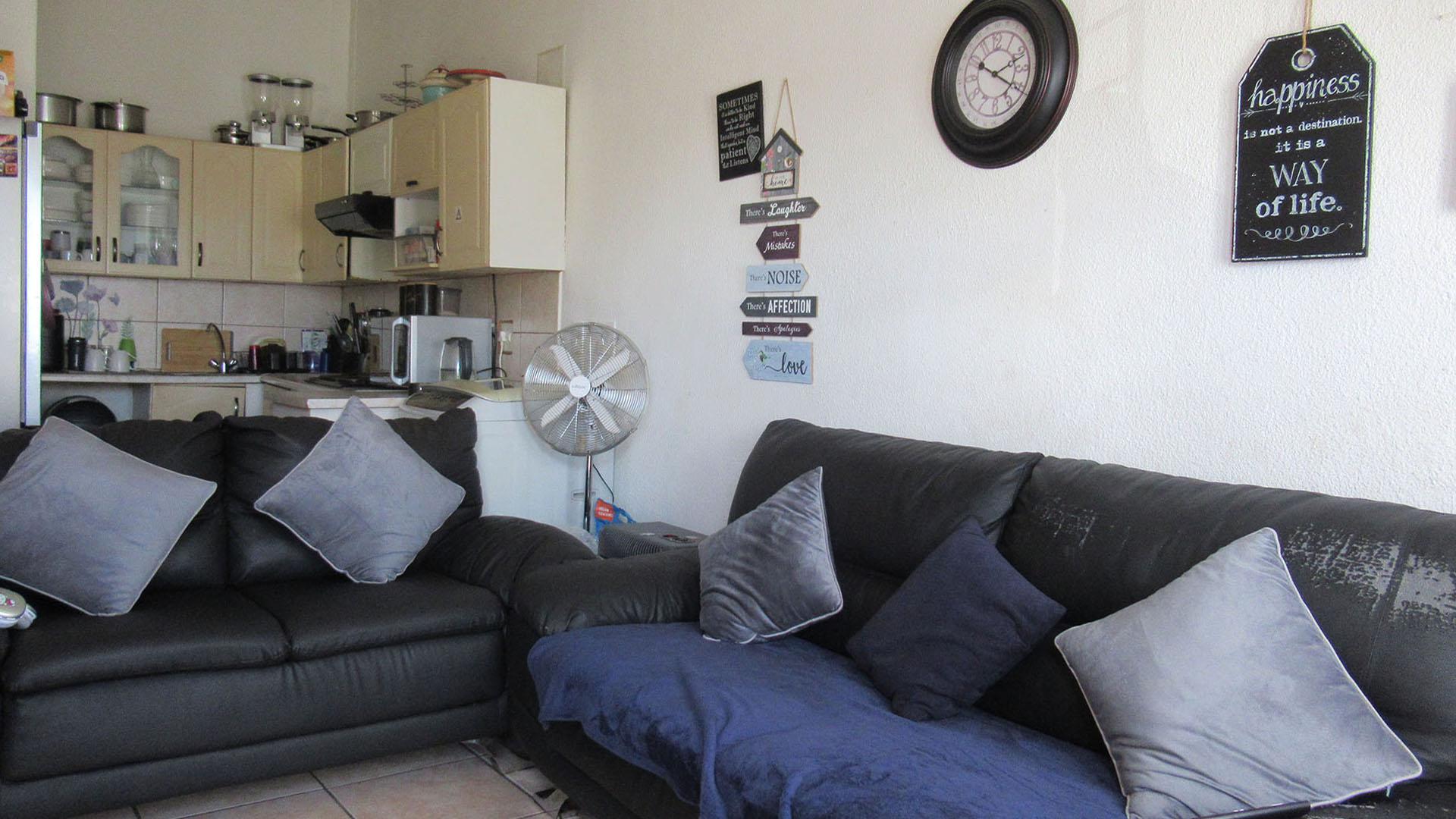 Lounges - 17 square meters of property in Ridgeway