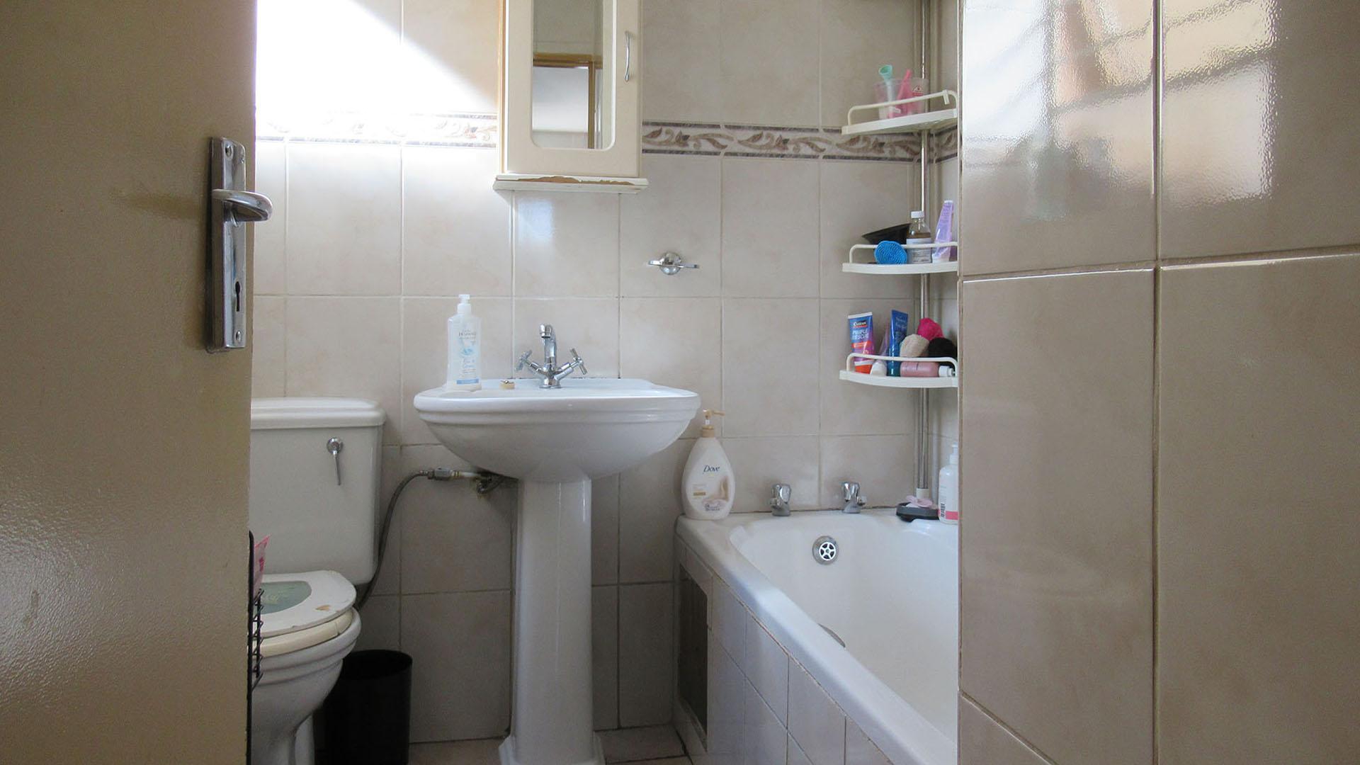 Bathroom 1 - 4 square meters of property in Ridgeway