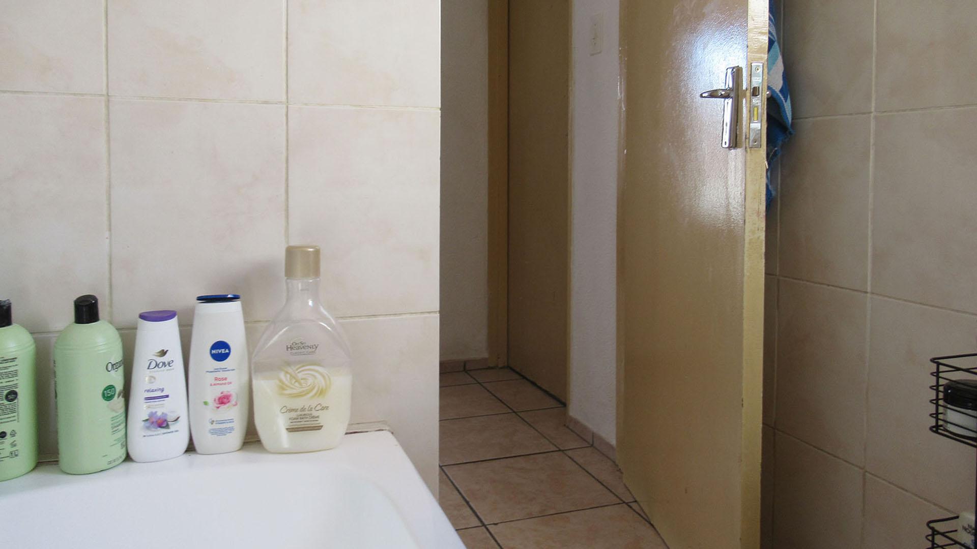 Bathroom 1 - 4 square meters of property in Ridgeway